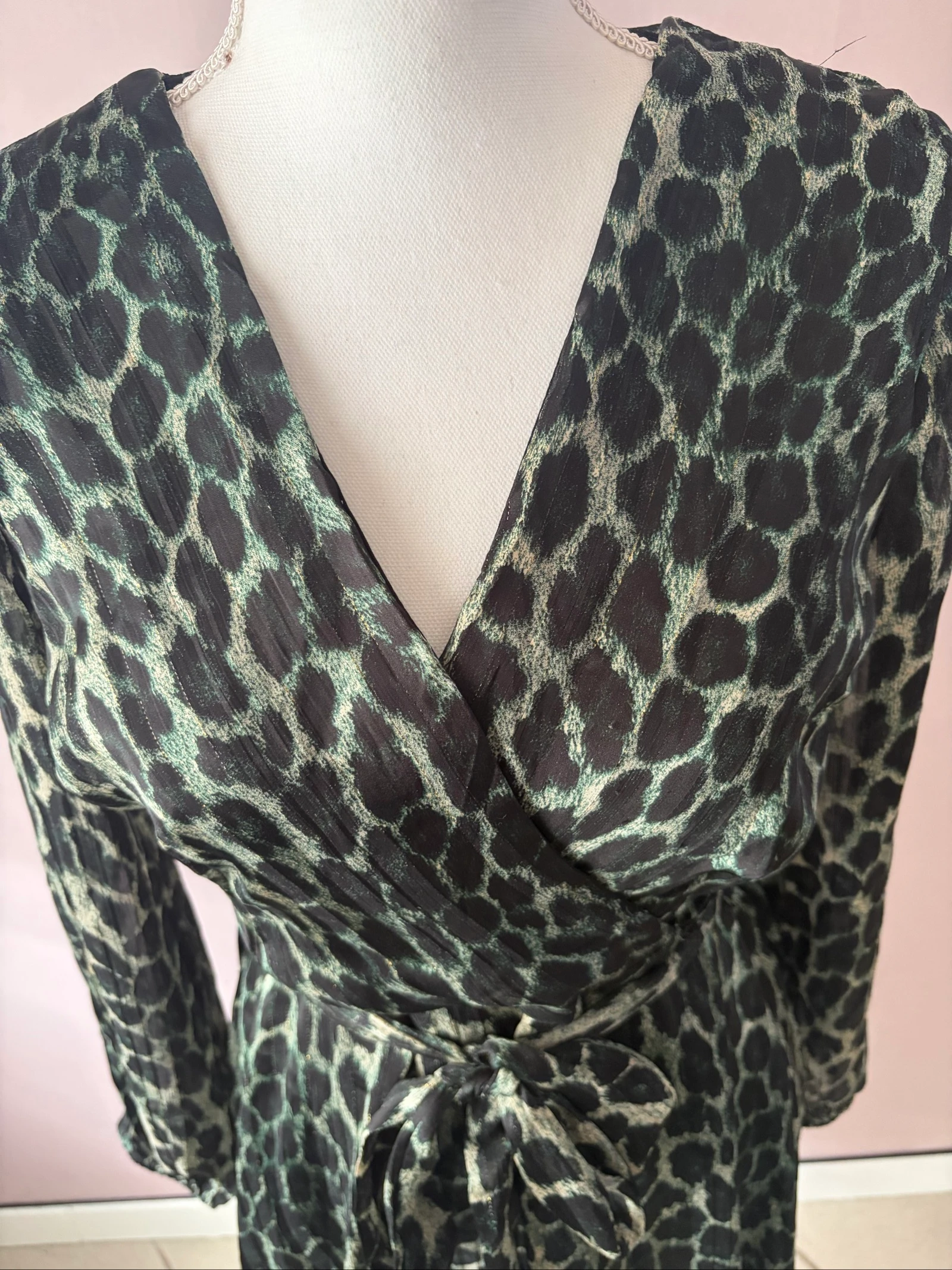 Vestido Portefeuille Leopardo Verde e Preto - Lilie Rose - Tamanho S/M - Muito Bom Estado – photo 2